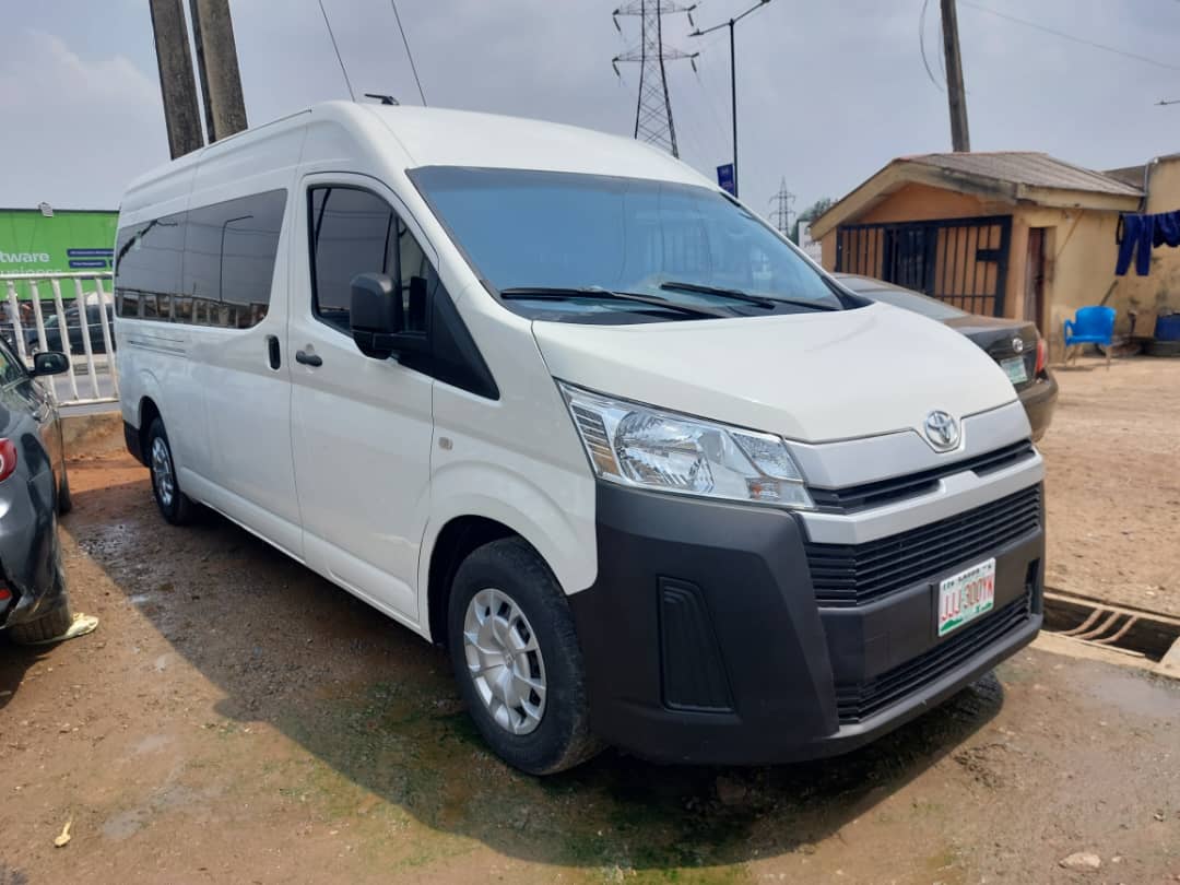 Hiace Bus 1