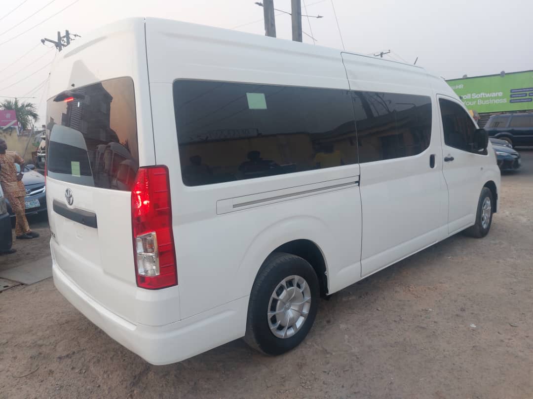 Hiace Bus 2