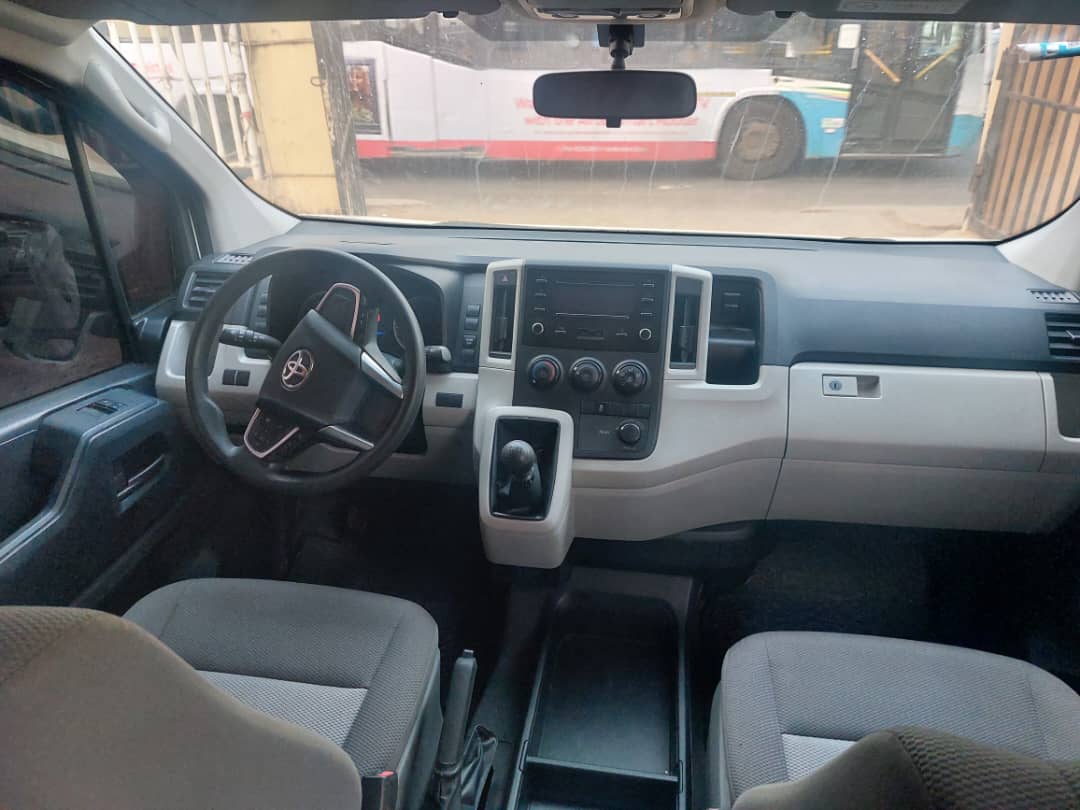 Hiace Bus 4